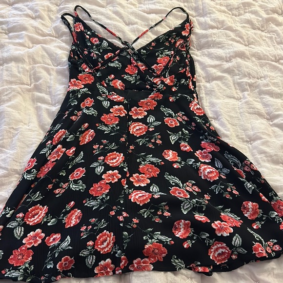 Forever 21 Floral Low Cut Top - Picture 2 of 7